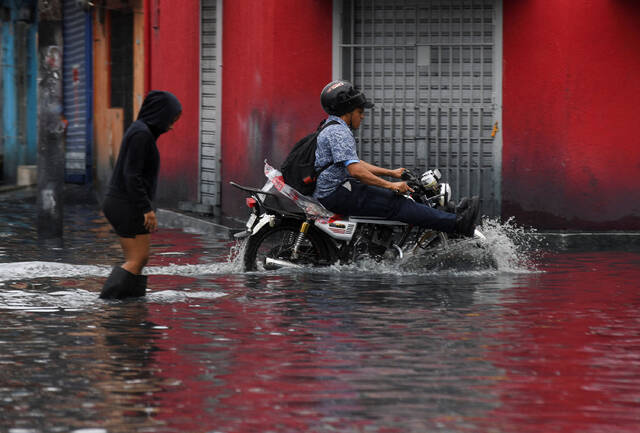 Tormenta Tropical Melissa Amenaza con Catástrofe en el Caribe: Hombre Mayor Muere en Haití Mientras la "Receta para el Desastre" se Cierne