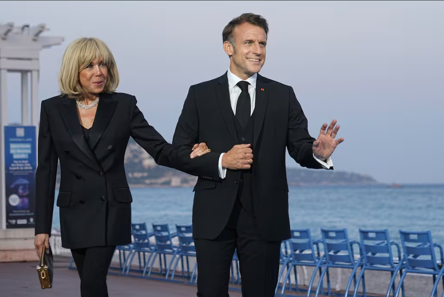 Diez personas enfrentaron un juicio en París el martes, acusadas de orquestar una campaña de acoso cibernético contra Brigitte Macron, la primera dama de Francia.