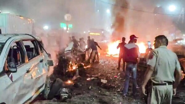 Terror en el Corazón de Delhi: Nueve Muertos y Decenas de Heridos en Explosión Devastadora Cerca del Fuerte Rojo
