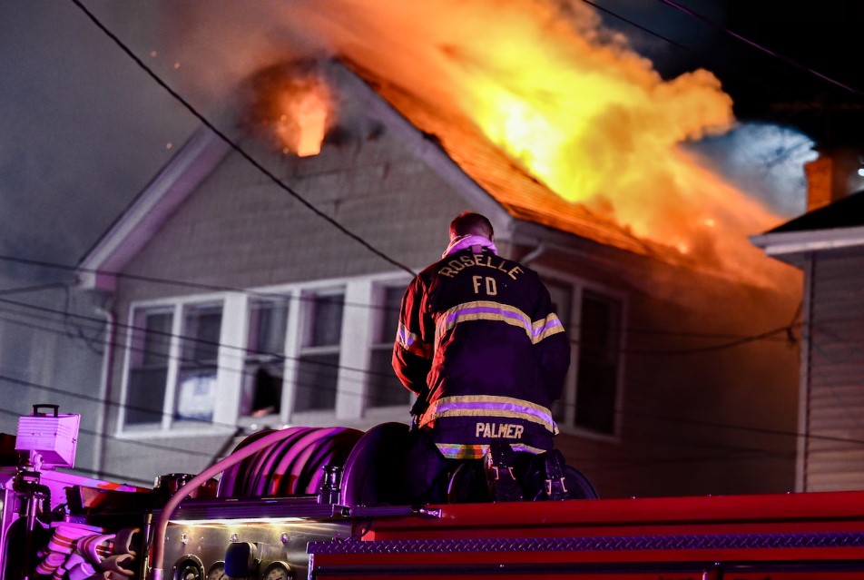 Incendio de Tres Alarmas Desplaza a Docenas y Daña Tres Viviendas en Roselle