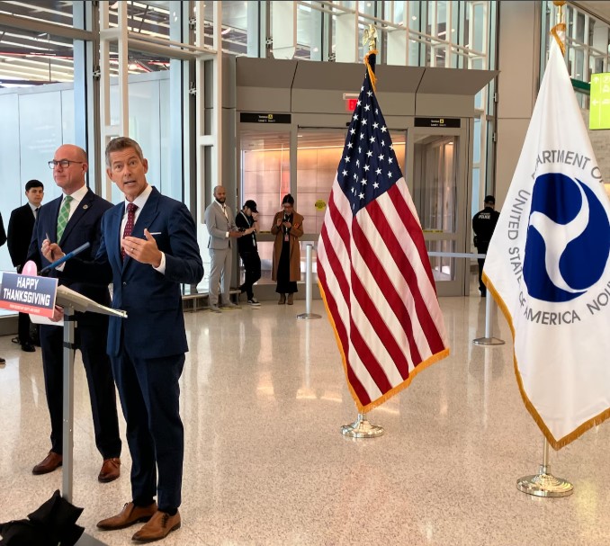 Viajes Récord de Acción de Gracias y una Solicitud de $20,000 Millones: Funcionarios Piden Modernizar el Control de Tráfico Aéreo