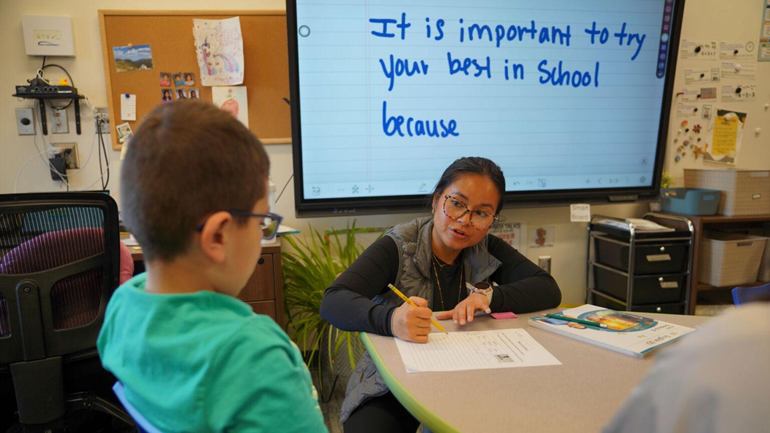 Más estudiante necesitan aprender inglés como nueva lengua. ¿Qué están haciendo las escuelas para ayudarlos?
