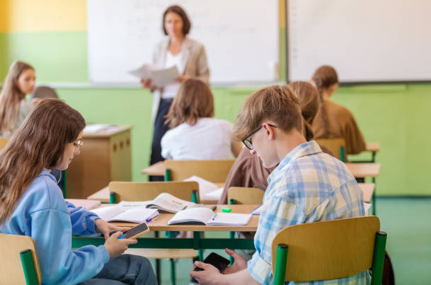 Nueva Jersey Promulga Prohibición Estatal de Teléfonos Celulares en Aulas para Mejorar la Concentración y el Bienestar Estudiantil