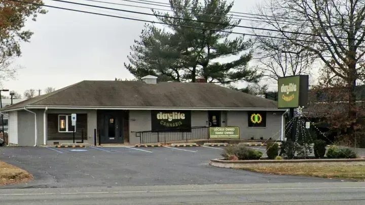 Ventas de Galletas de las Girl Scouts Prosperan Fuera de Dispensario de Marihuana en Nueva Jersey—¿Fue la Asociación un Paso Demasiado Lejos?